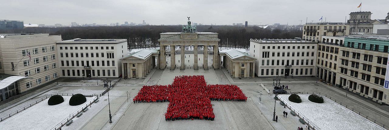 bhj Jubiläum 150 Jahre DRK: Rotes Kreuz vor dem Brandenburger Tor in Berlin