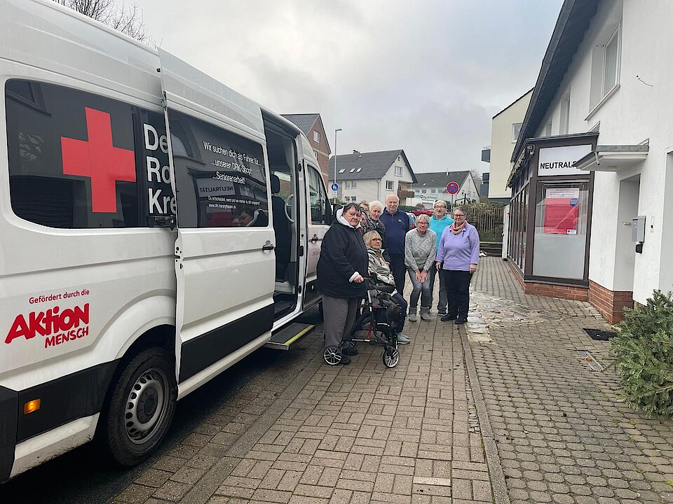 Menschen neben neuem Auto