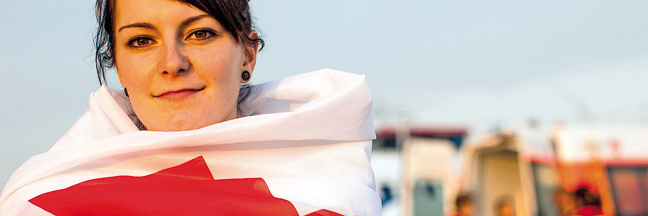 Frau mit Fahne Foto: A. Zelck / DRKS