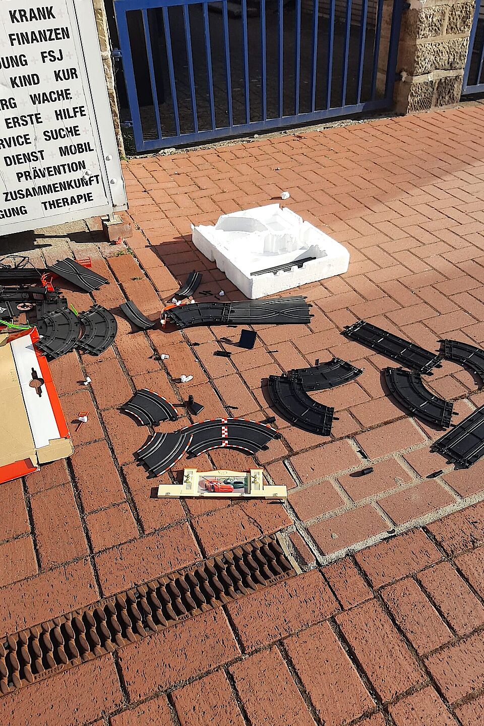 Jemand hat altes Spielzeug in den Altkleidercontainer geworfen. 