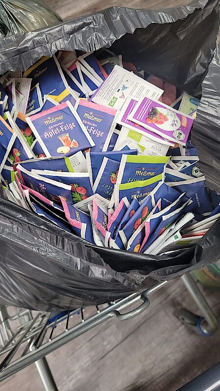 Tee im Altkleidercontainer Tee im Altkleidercontainer