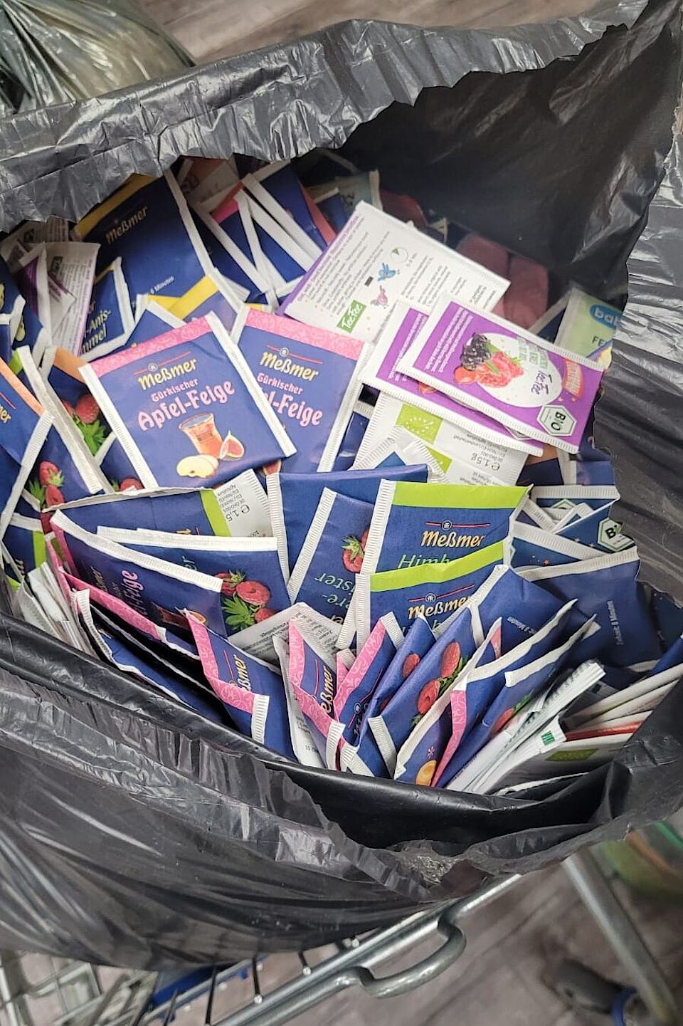 Tee im Altkleidercontainer