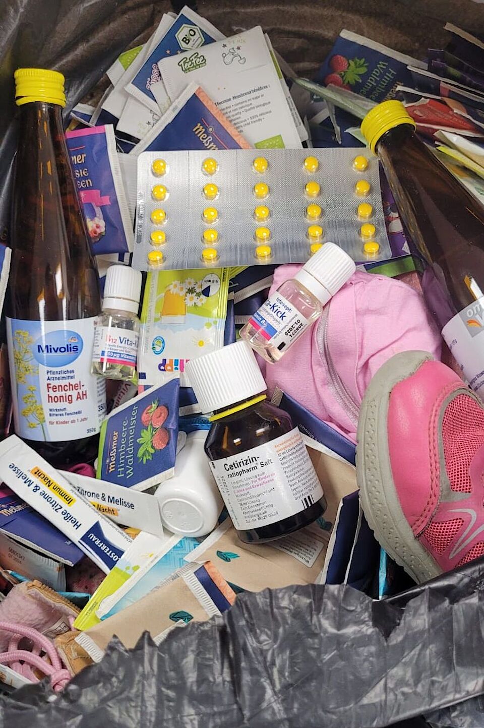 Jemand hat Müll in den Altkleidercontainer geworfen. 